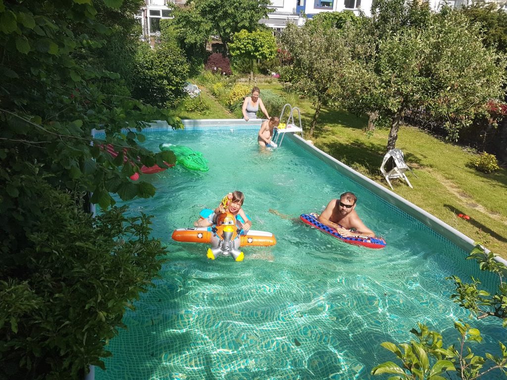 Van tuin tot speeltuin: hoe een zwembad onze tuin overnam (2017)