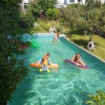 Van tuin tot speeltuin: hoe een zwembad onze tuin overnam (2017)