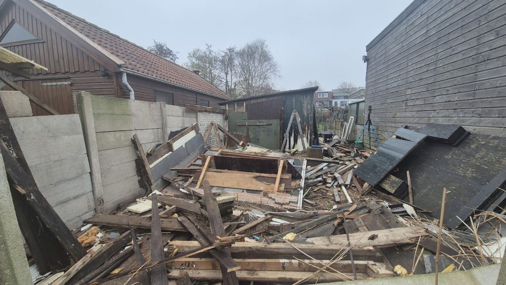<strong>Het Slopen van de Schuren – De Eerste Stappen in ons Tuinhuis Project</strong>