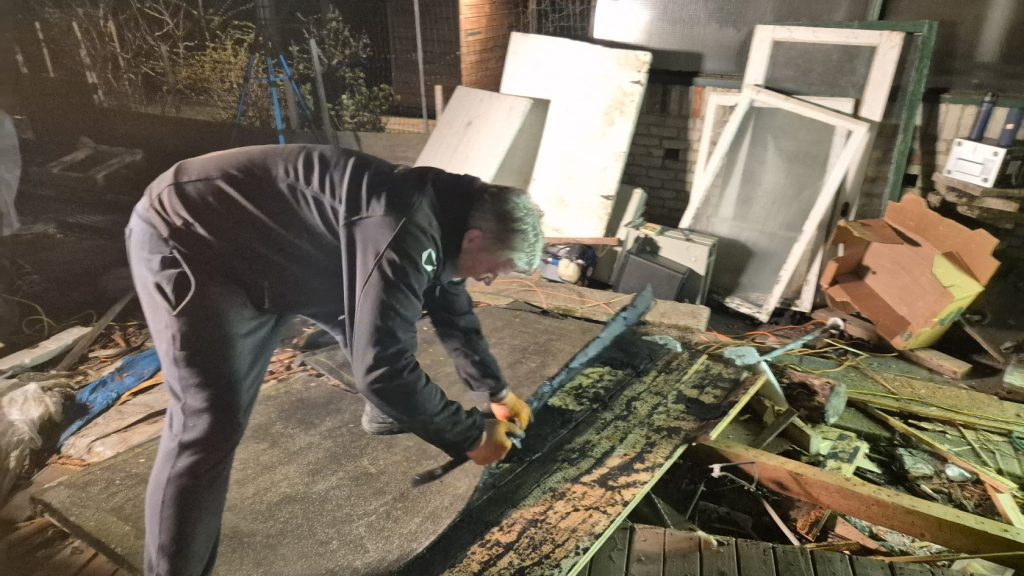 Bauke Plugge slopen van een schuur