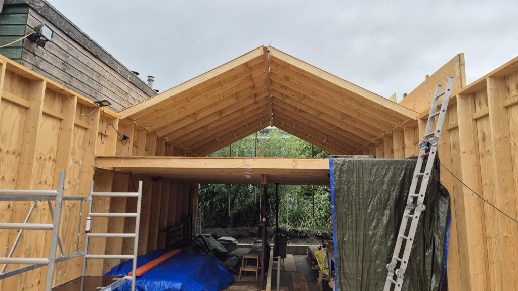 tuinhuis dak zit er op