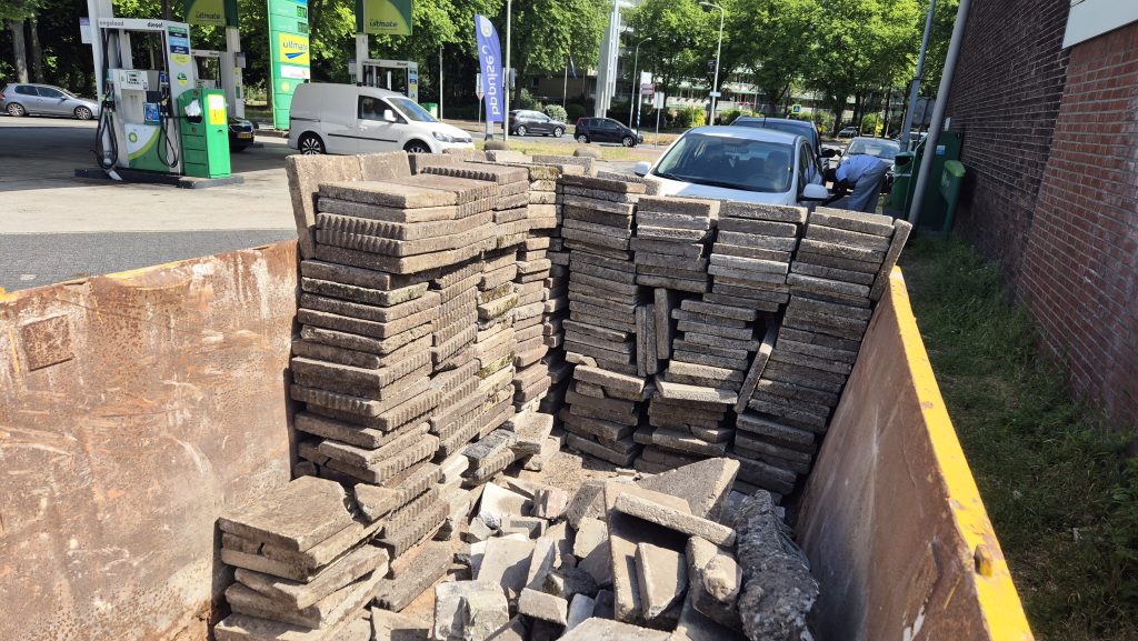 stapels stenen in de container