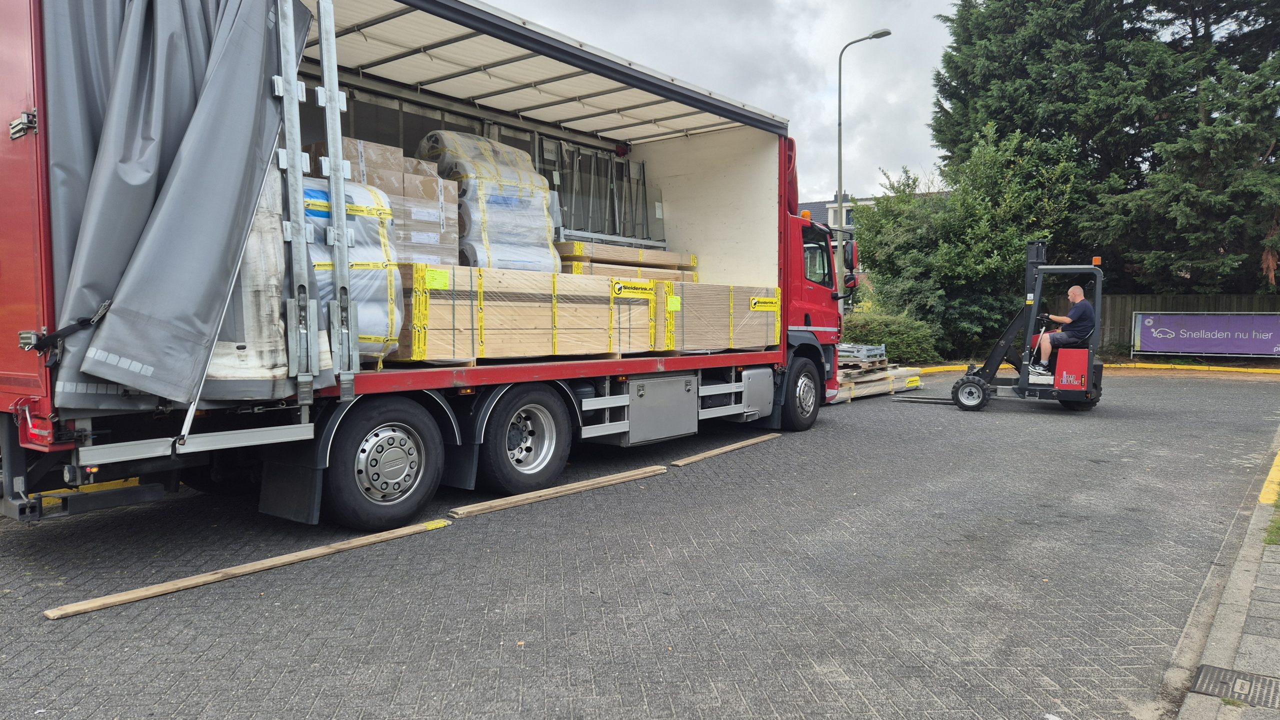 vrachtwagen met hout