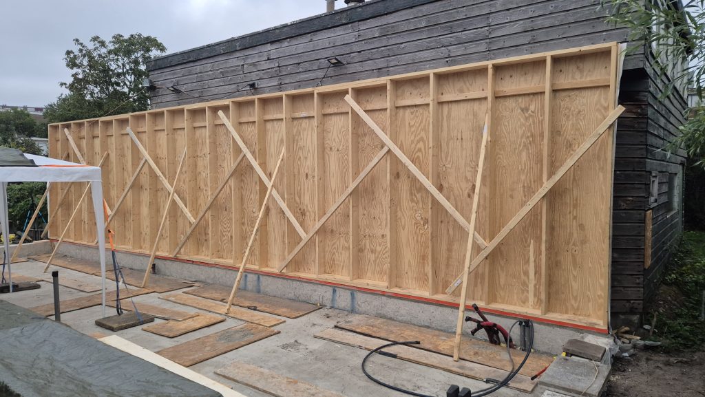 de eerste muur van het tuin huis