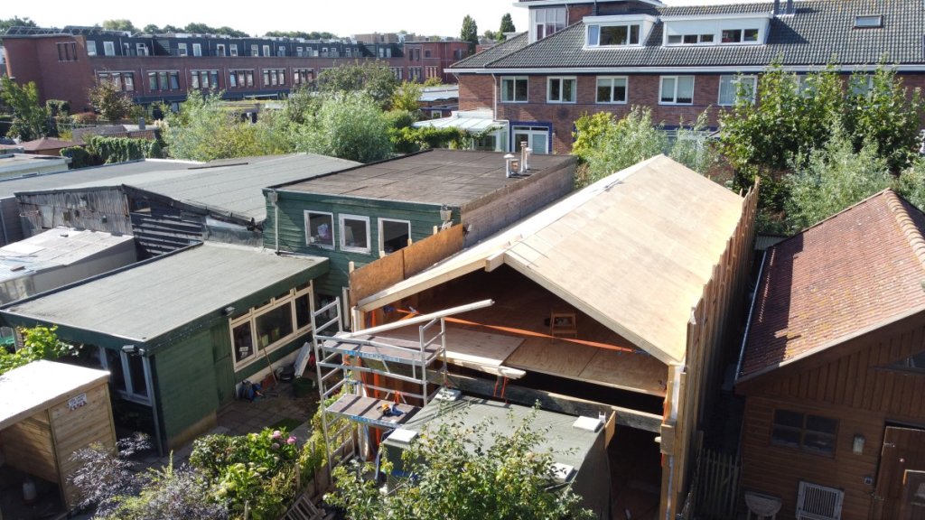 tuinhuis dak zit er op
