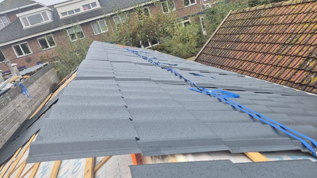 dak platen op het dak op de goed plek vast met spanbanden