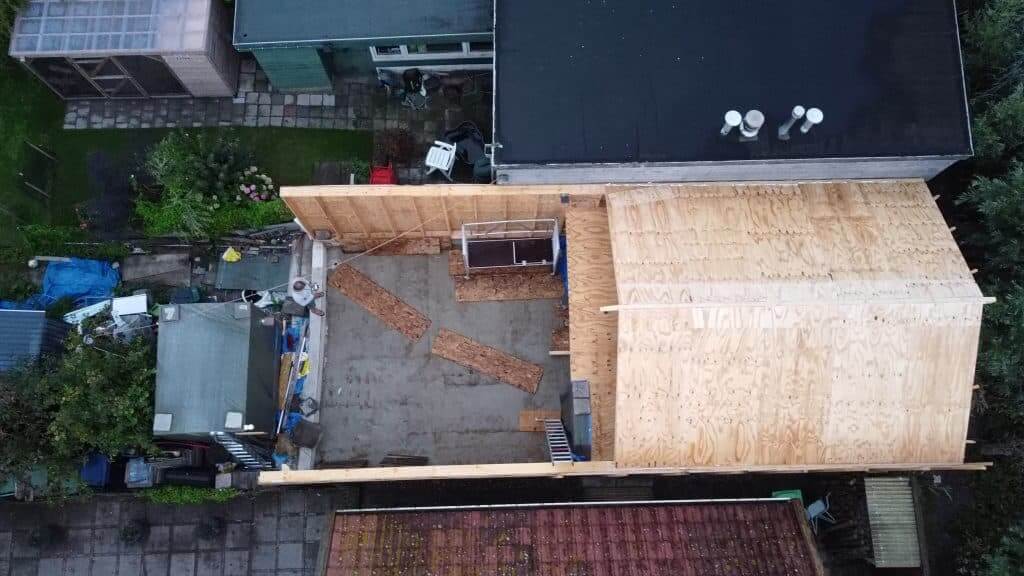 het tuinhuis in aanbouw van boven